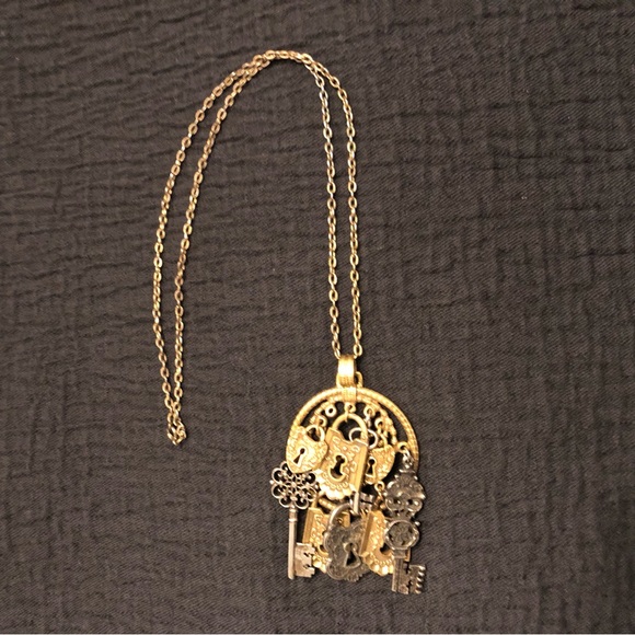 Large Vintage Keys Pendant Necklace - Picture 3 of 8